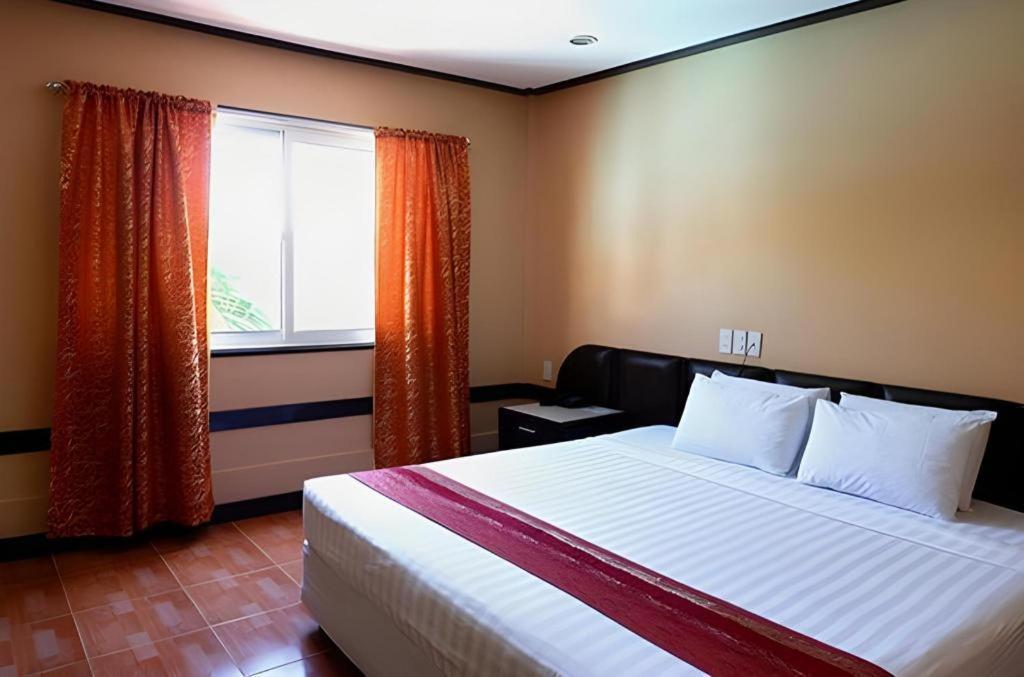 Holiday Spa Hotel Cebu Exterior photo