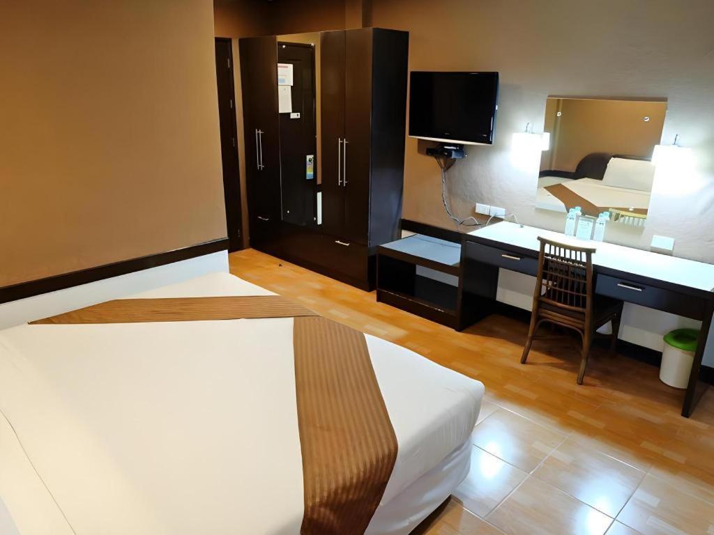 Holiday Spa Hotel Cebu Exterior photo