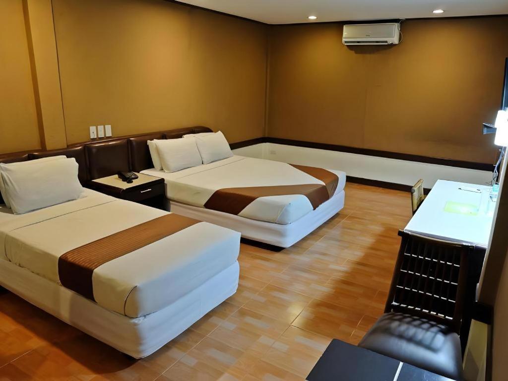 Holiday Spa Hotel Cebu Exterior photo