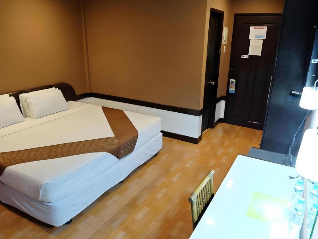 Holiday Spa Hotel Cebu Exterior photo