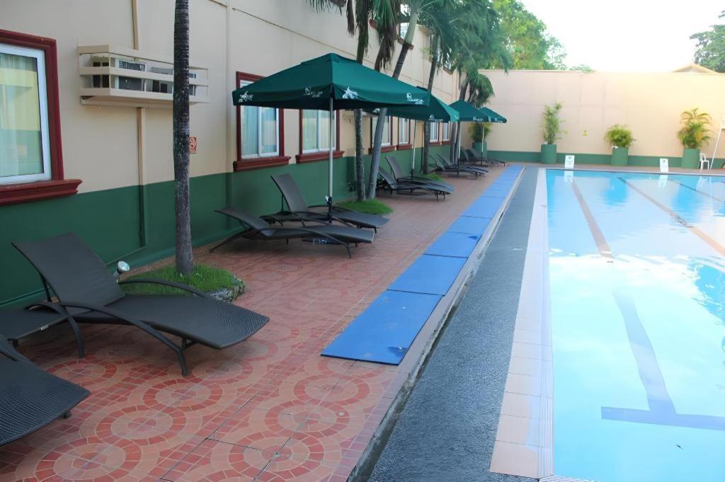 Holiday Spa Hotel Cebu Exterior photo